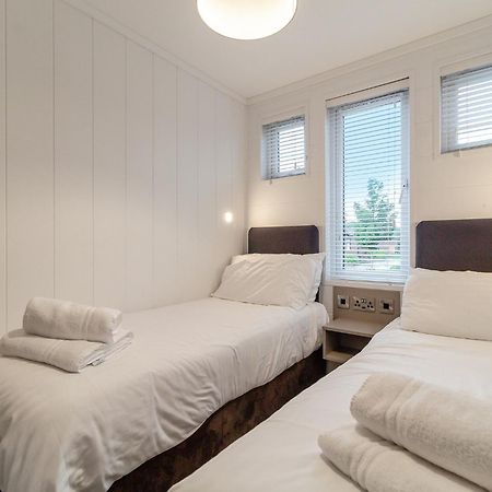 Norfolk Woods Resort And Spa Narborough  ภายนอก รูปภาพ