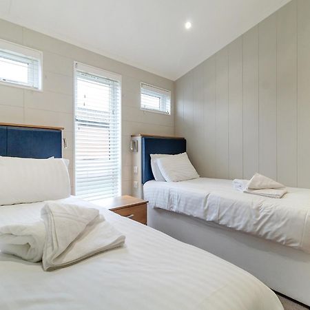 Norfolk Woods Resort And Spa Narborough  ภายนอก รูปภาพ