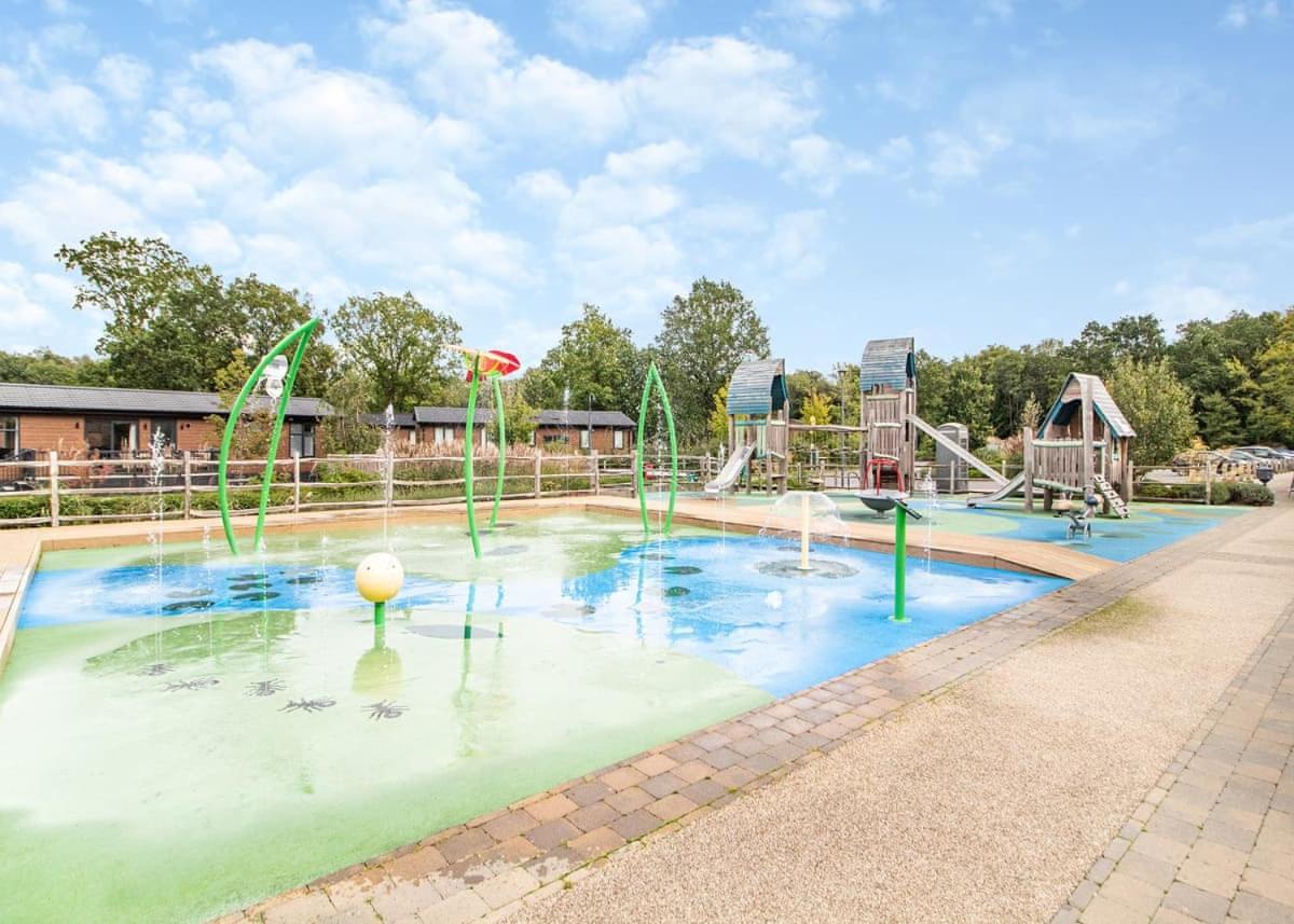 Norfolk Woods Resort And Spa Narborough  ภายนอก รูปภาพ