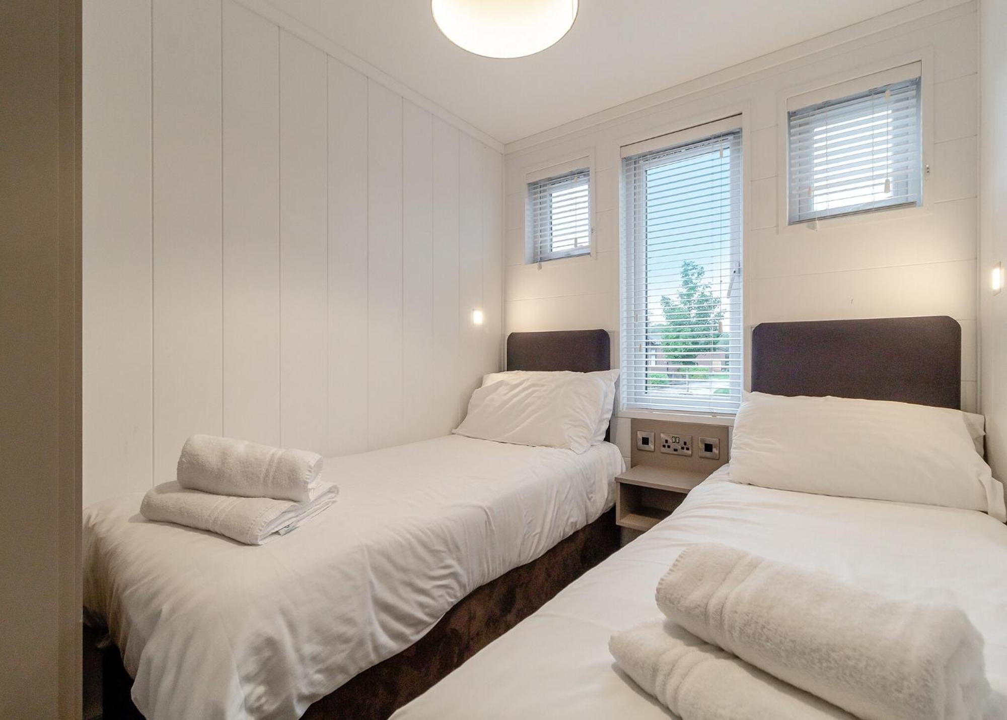 Norfolk Woods Resort And Spa Narborough  ภายนอก รูปภาพ
