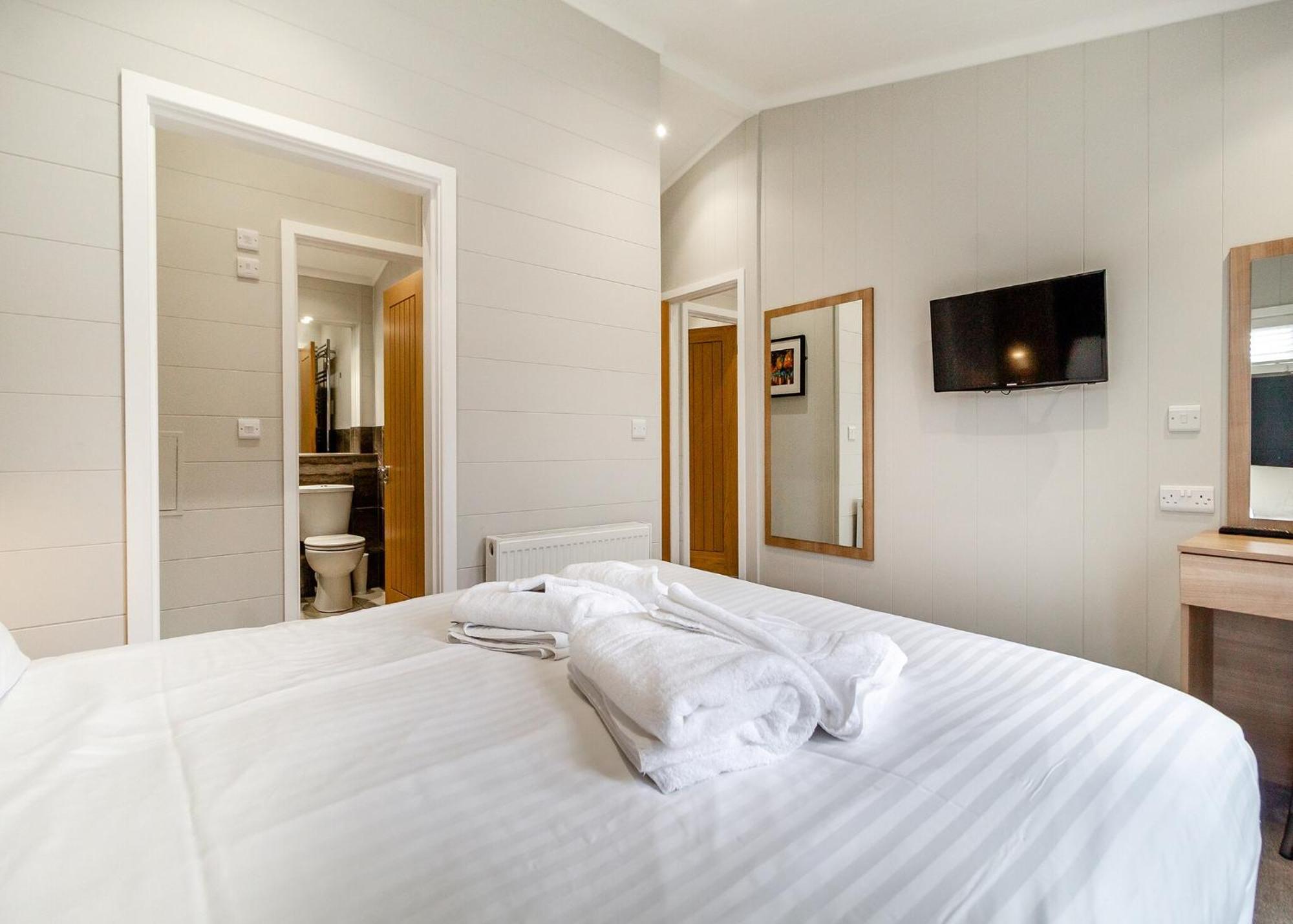 Norfolk Woods Resort And Spa Narborough  ภายนอก รูปภาพ