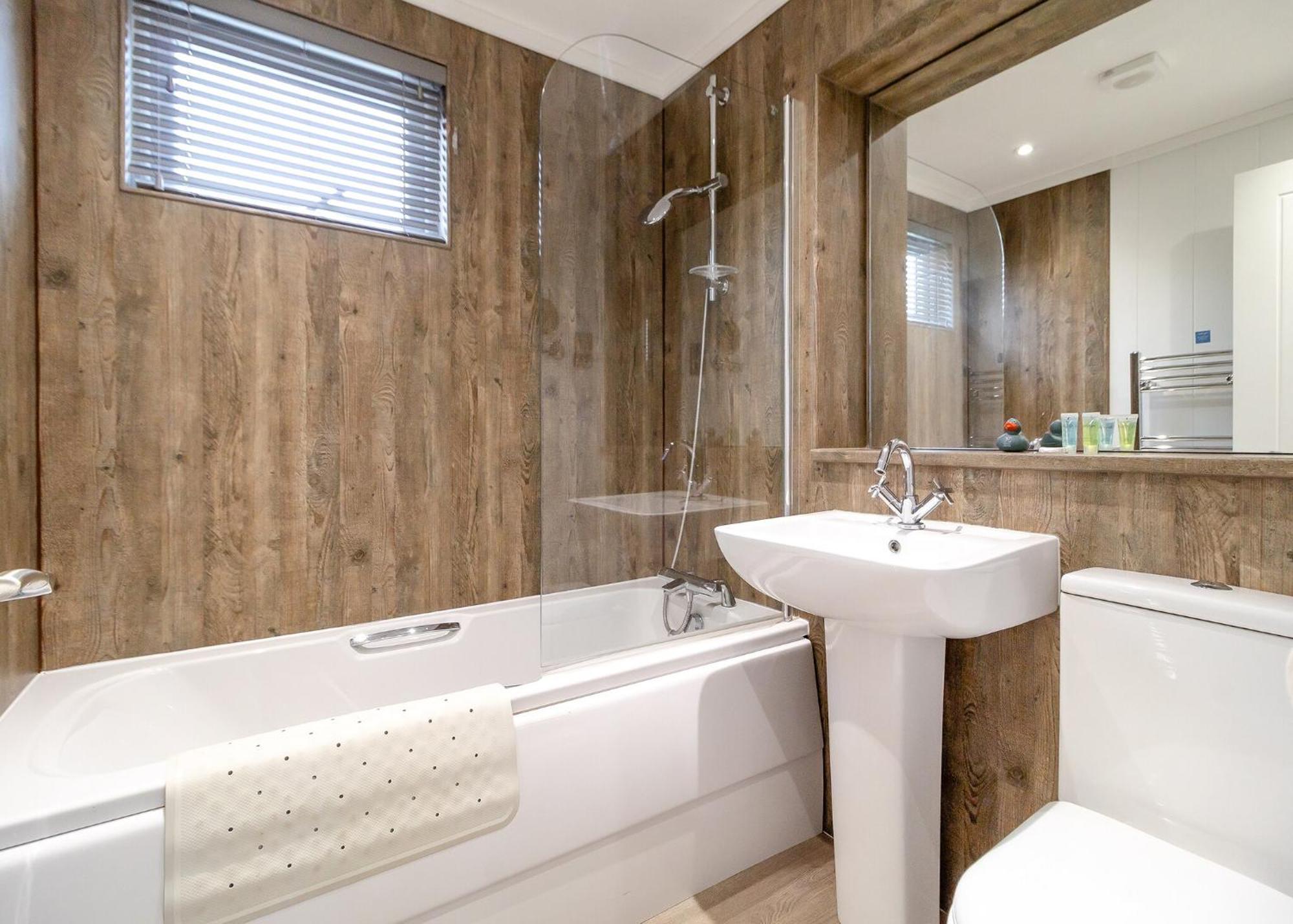 Norfolk Woods Resort And Spa Narborough  ภายนอก รูปภาพ